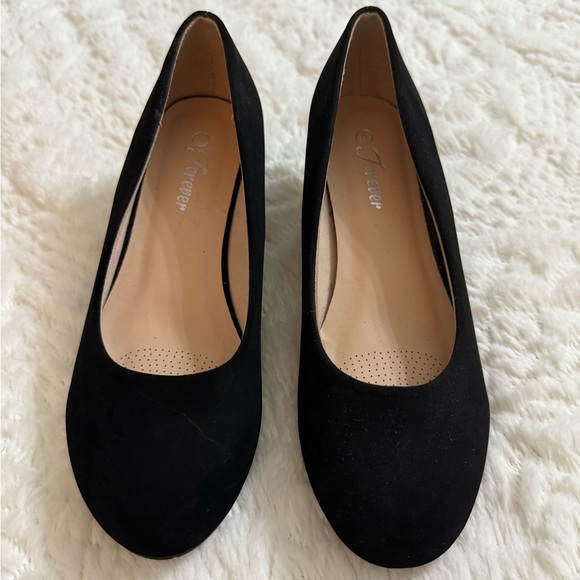 Black Pumps Like New Size 6 - Picture 2 of 4